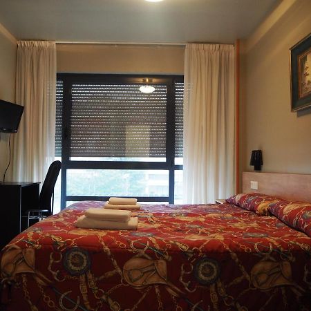 Hostal Acella Pamplona Exterior photo A room at the hotel
