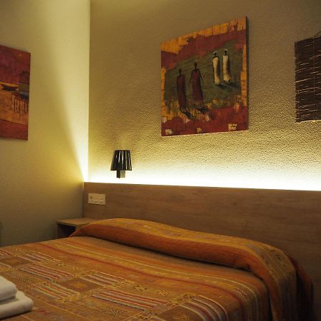 Hostal Acella Pamplona Exterior photo A room at the hotel