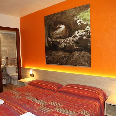 Hostal Acella Pamplona Exterior photo A room at the hotel