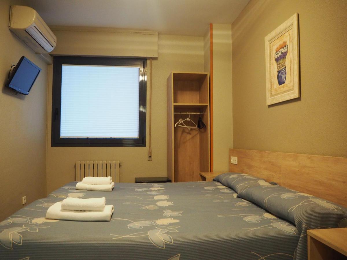 Hostal Acella Pamplona Exterior photo A room at the hotel