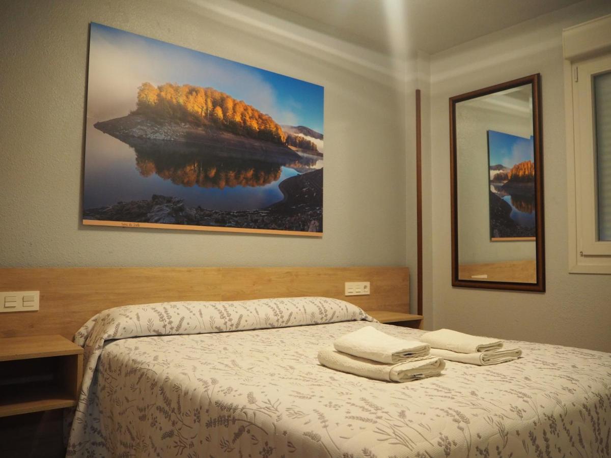 Hostal Acella Pamplona Exterior photo A room at the hotel