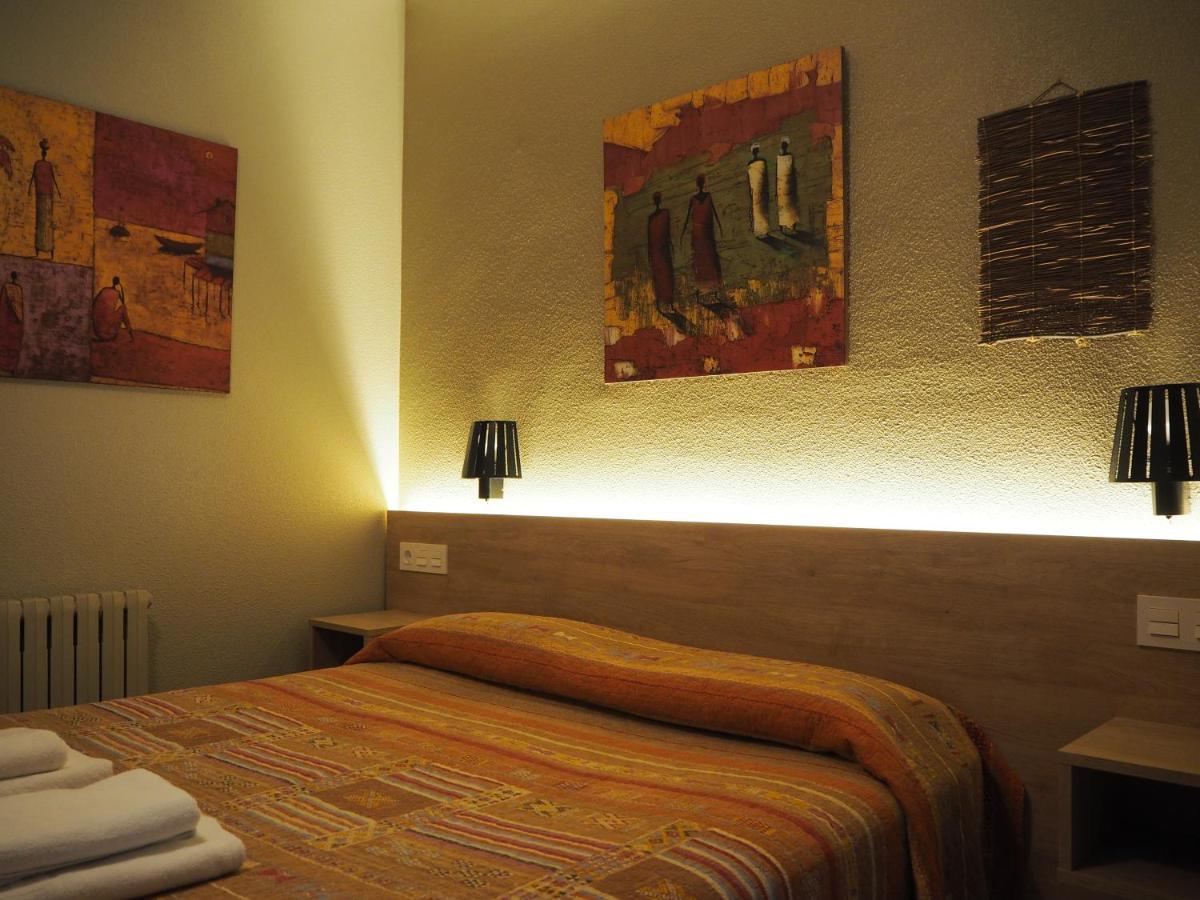 Hostal Acella Pamplona Exterior photo A room at the hotel