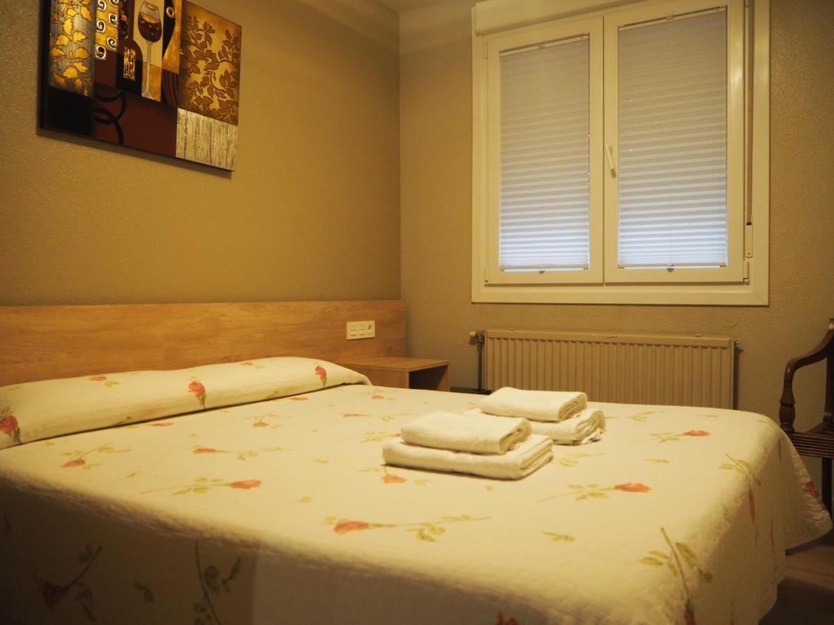 Hostal Acella Pamplona Exterior photo A guest room at the hotel