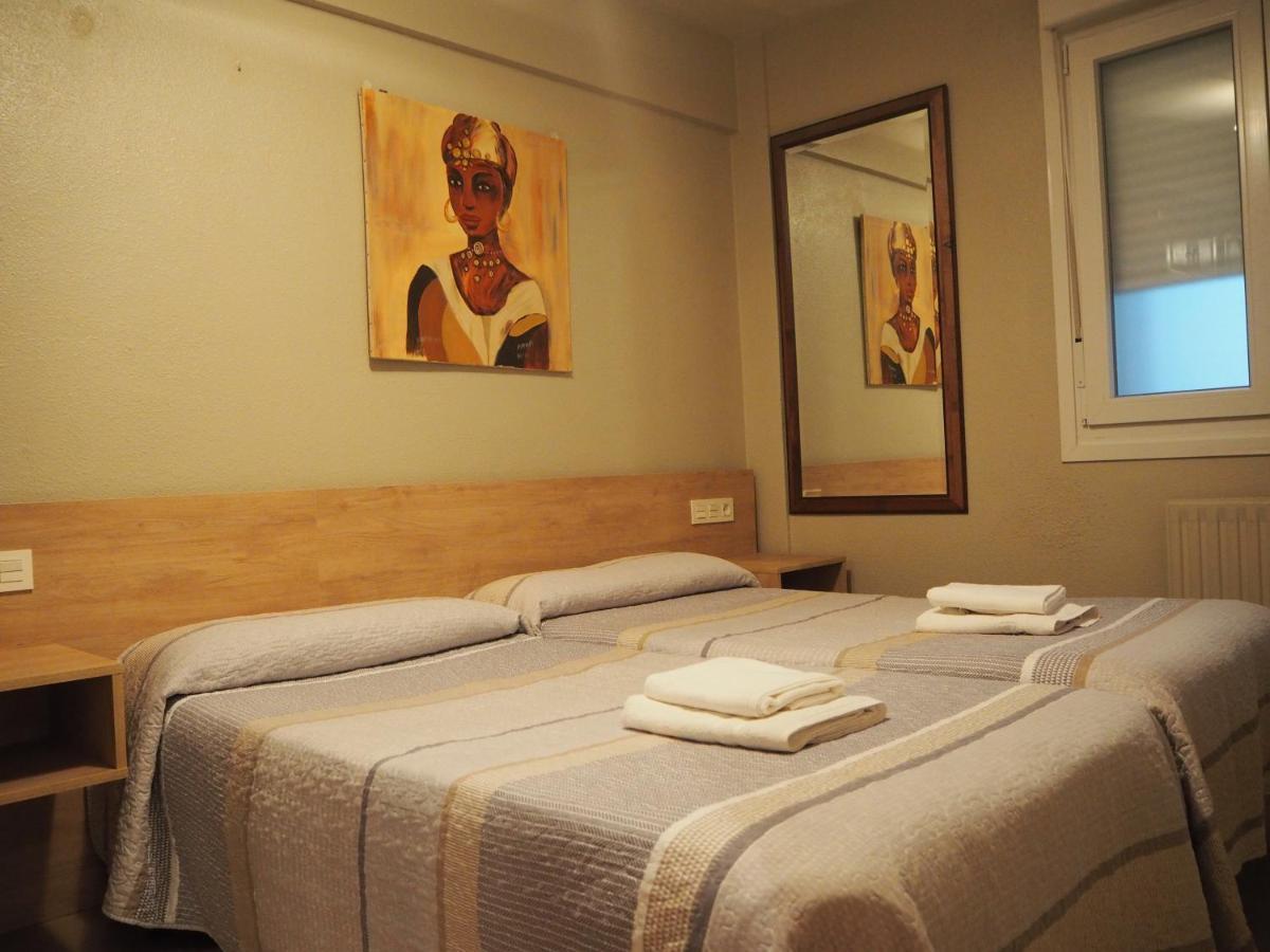 Hostal Acella Pamplona Exterior photo A room at the hotel