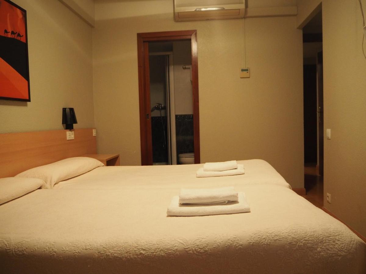 Hostal Acella Pamplona Exterior photo A room at the hotel