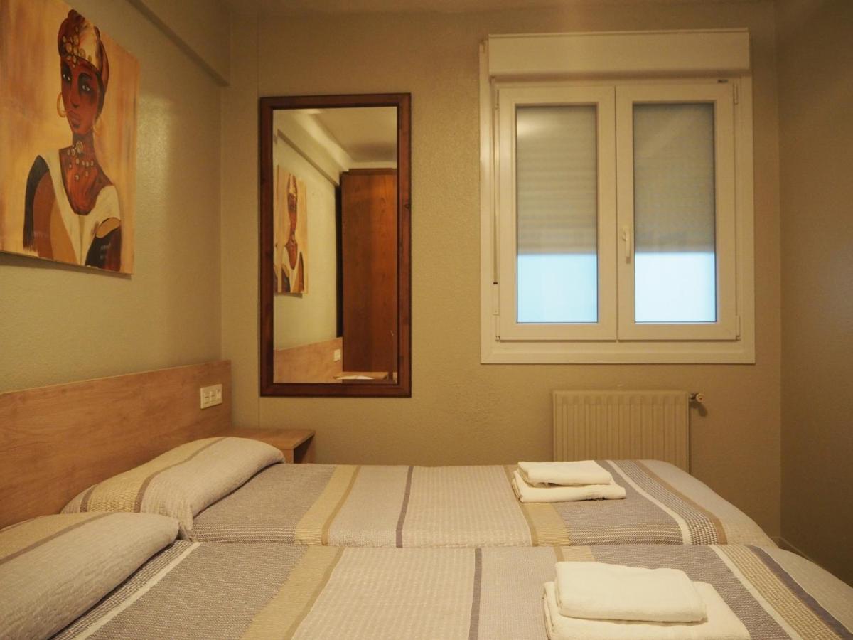 Hostal Acella Pamplona Exterior photo A room at the hotel