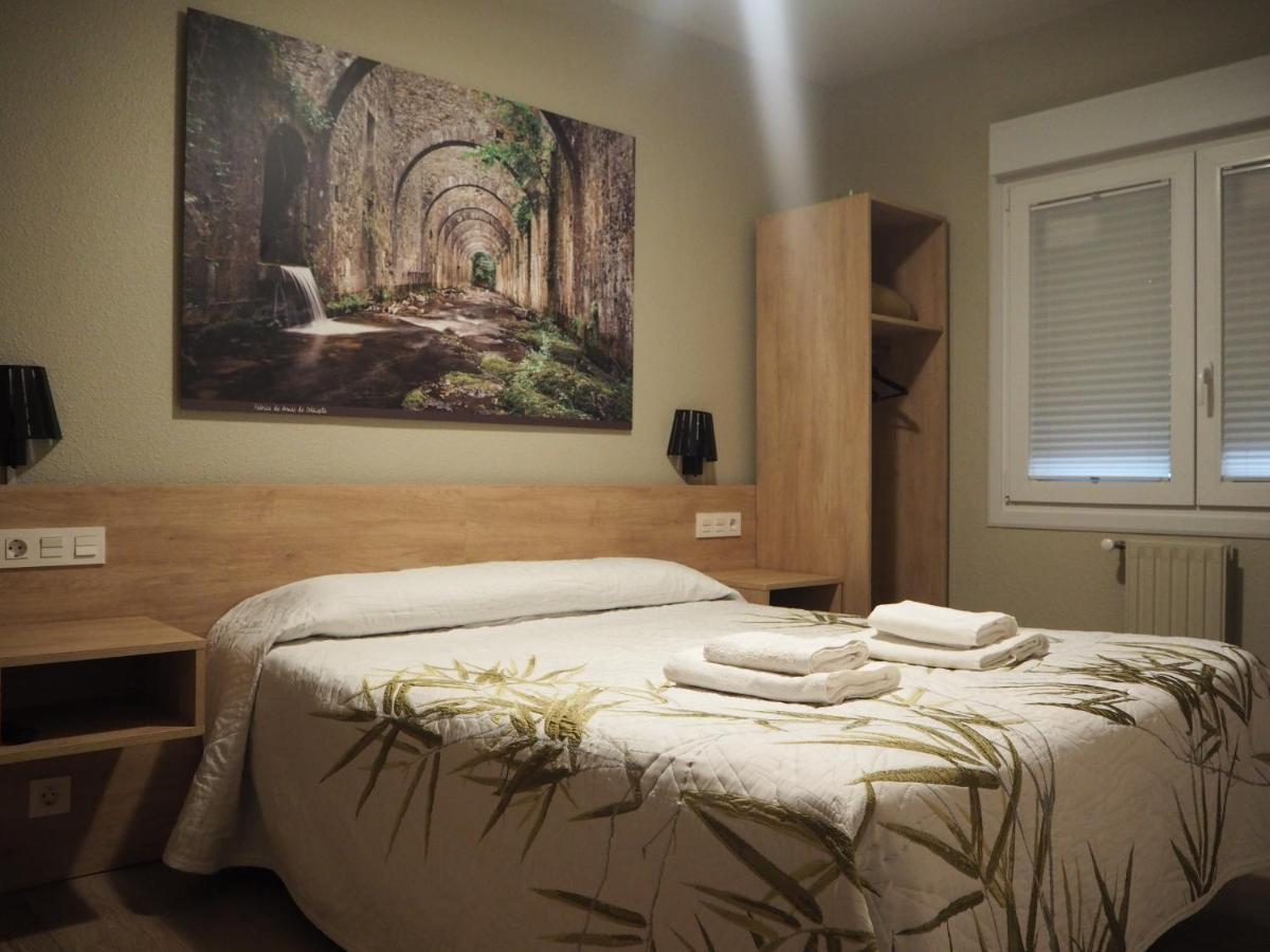 Hostal Acella Pamplona Exterior photo A bedroom in a hotel
