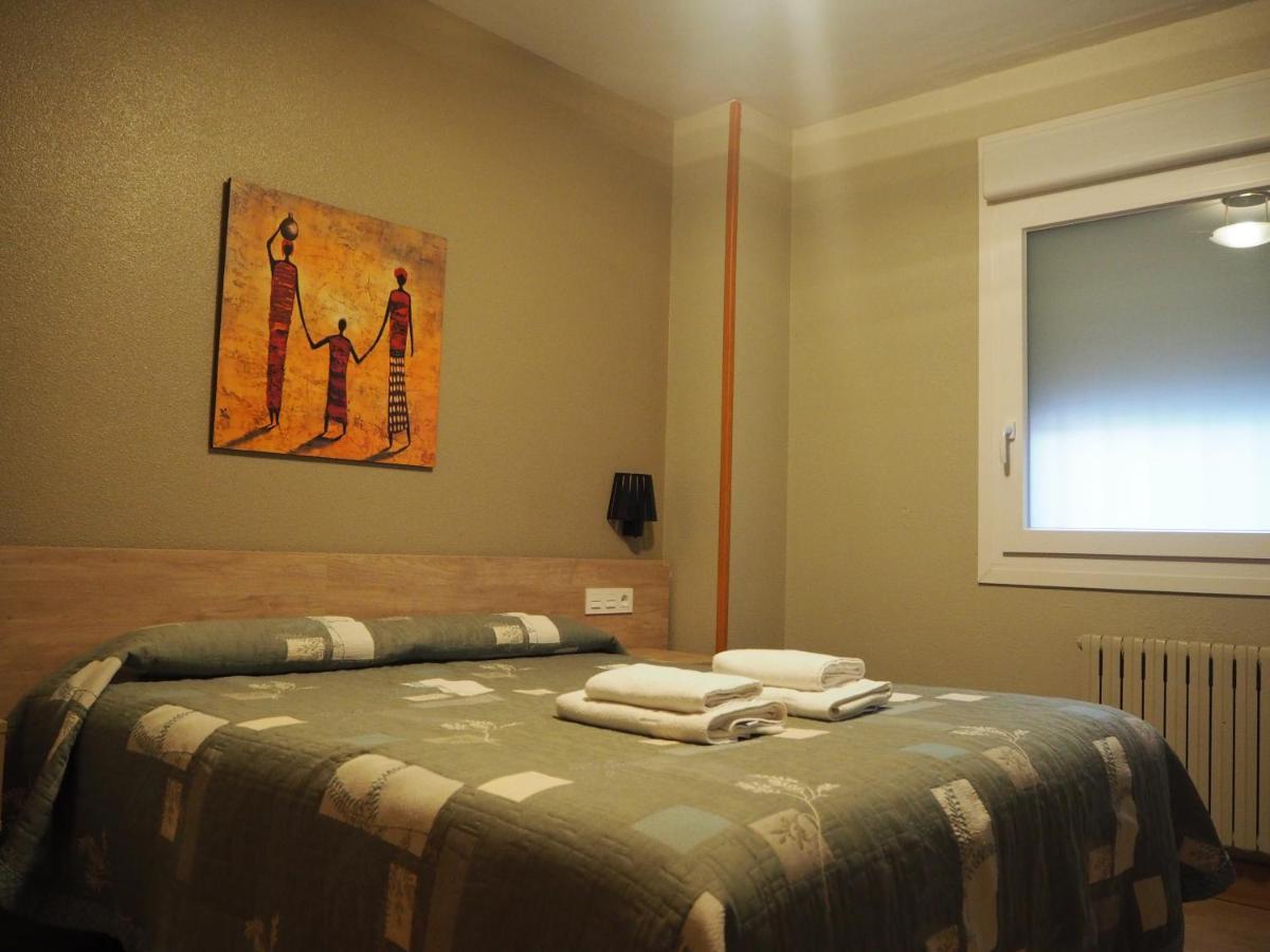 Hostal Acella Pamplona Exterior photo A bedroom in a hotel