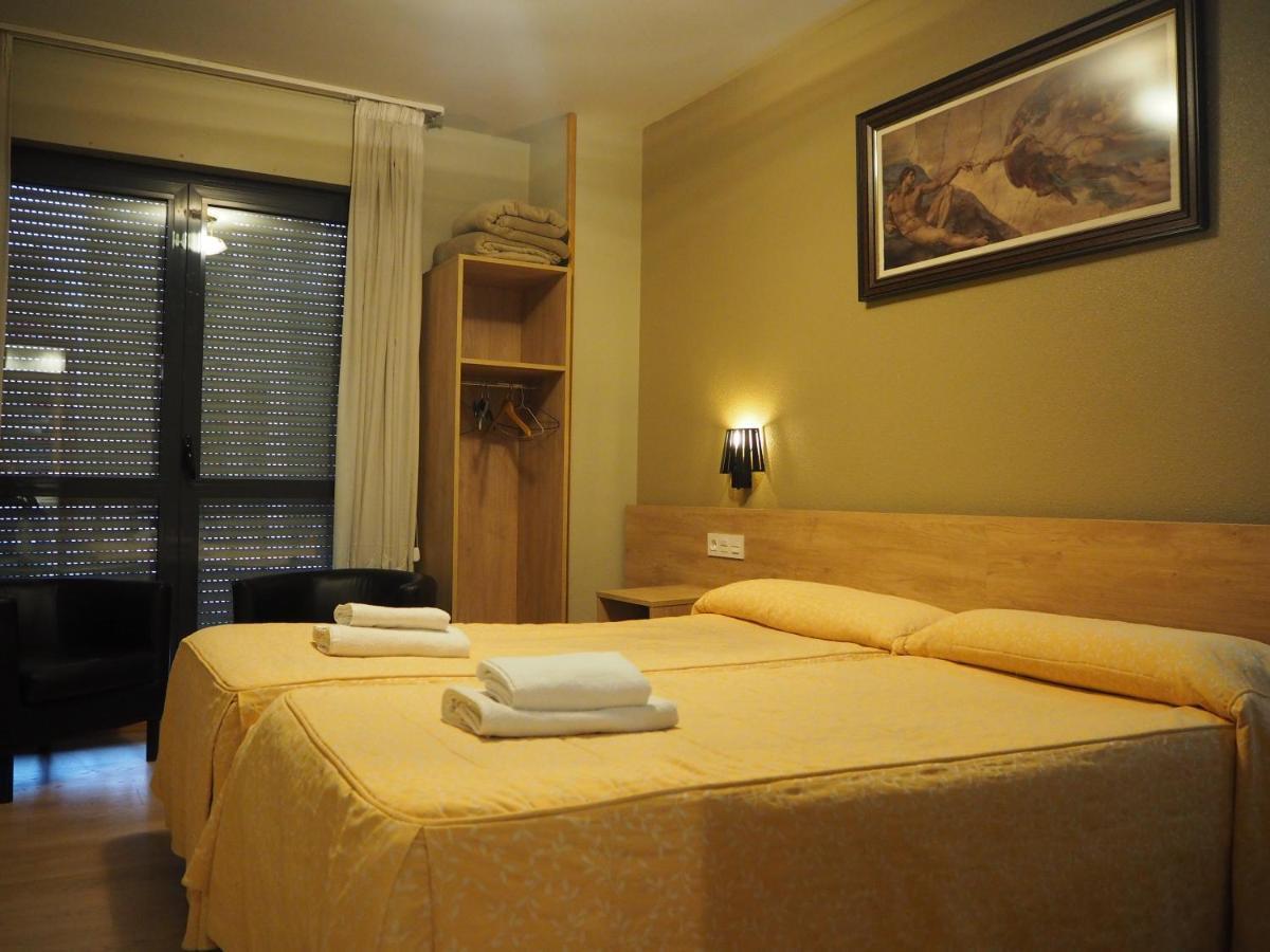 Hostal Acella Pamplona Exterior photo A typical hotel room
