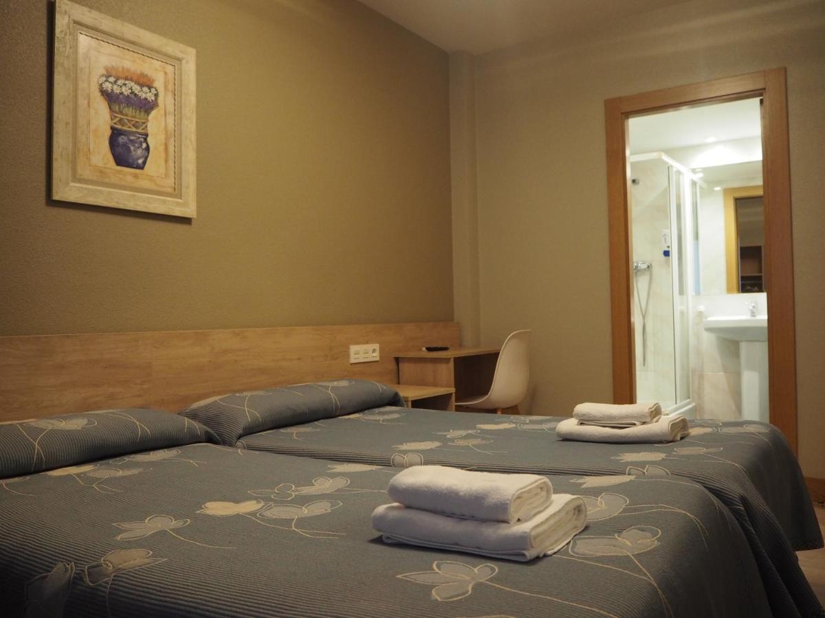 Hostal Acella Pamplona Exterior photo A typical hotel room