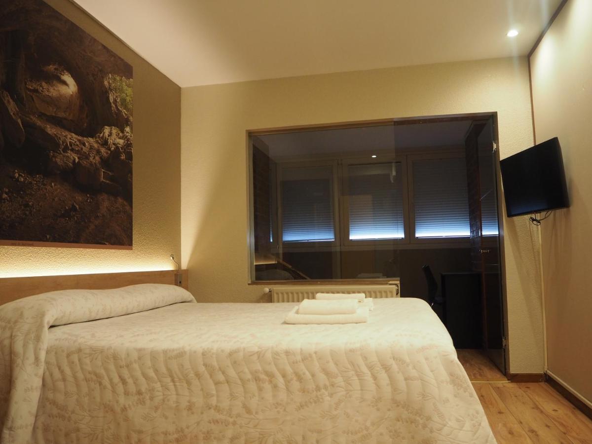 Hostal Acella Pamplona Exterior photo A room at the hotel