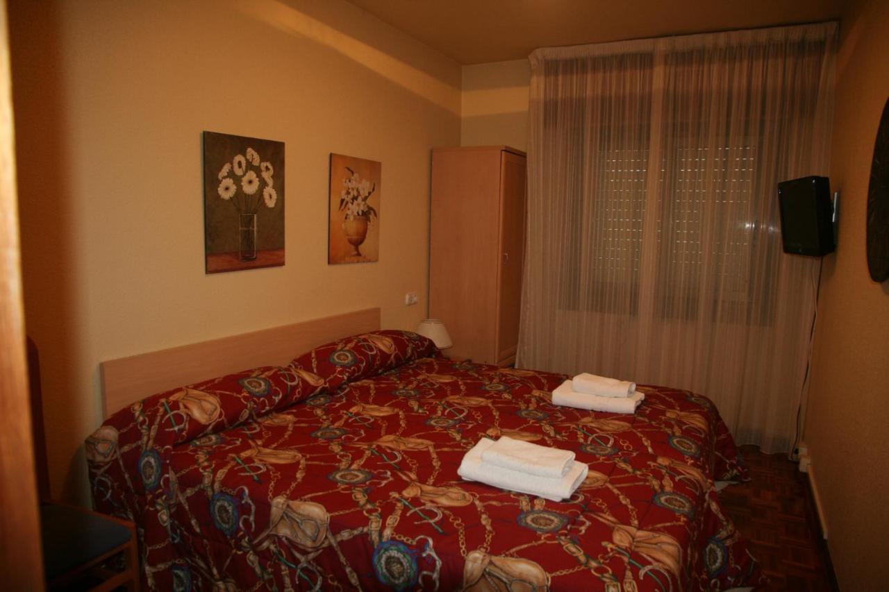 Hostal Acella Pamplona Room photo A typical room at the hotel