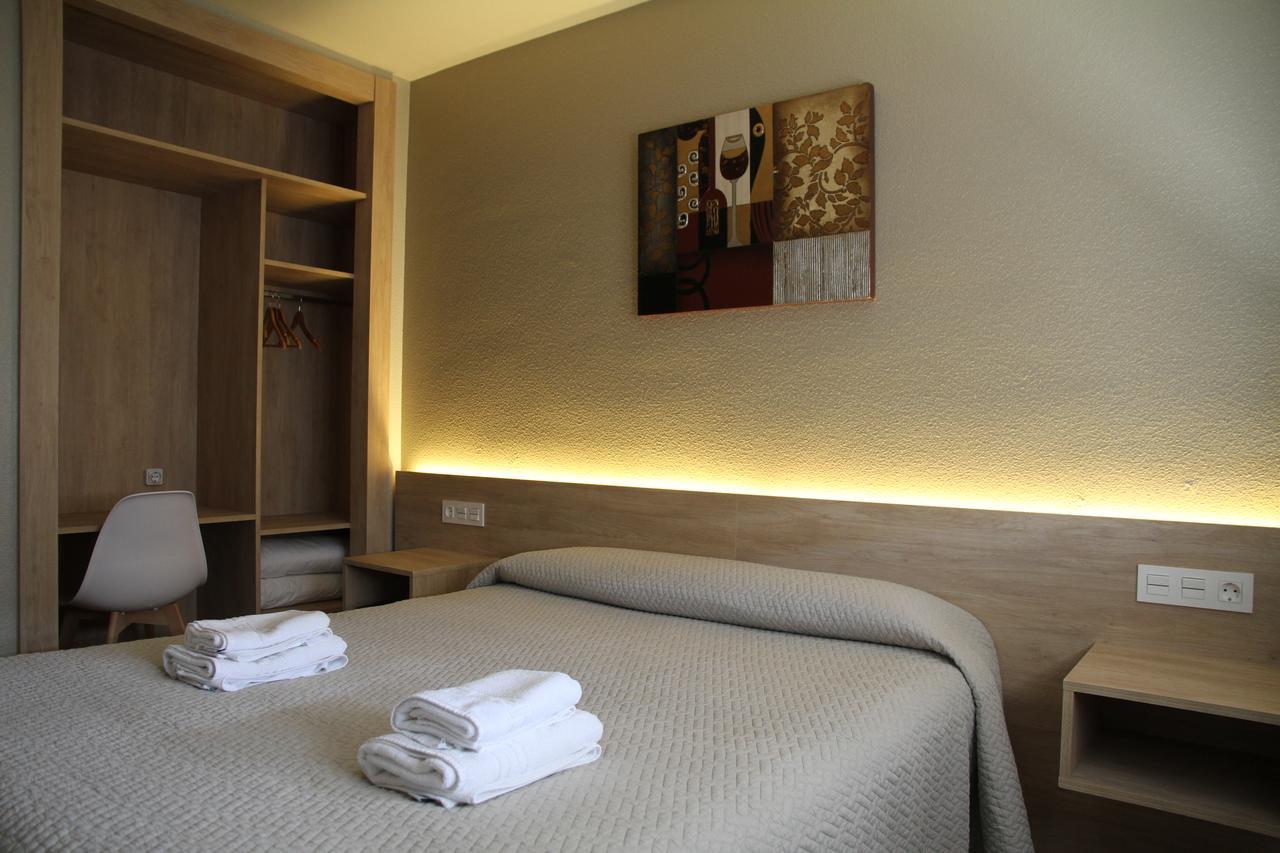 Hostal Acella Pamplona Exterior photo A room at the hotel