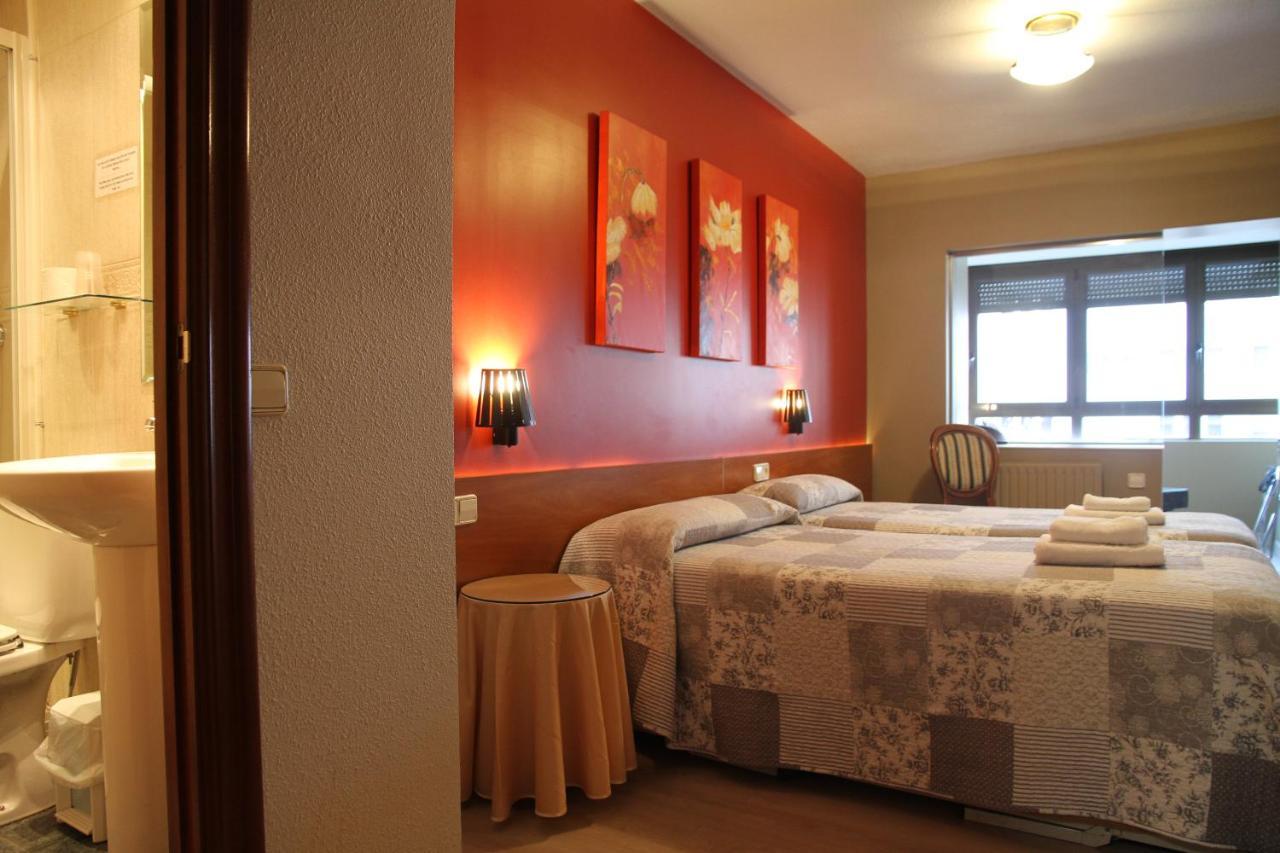 Hostal Acella Pamplona Exterior photo A room at the hotel