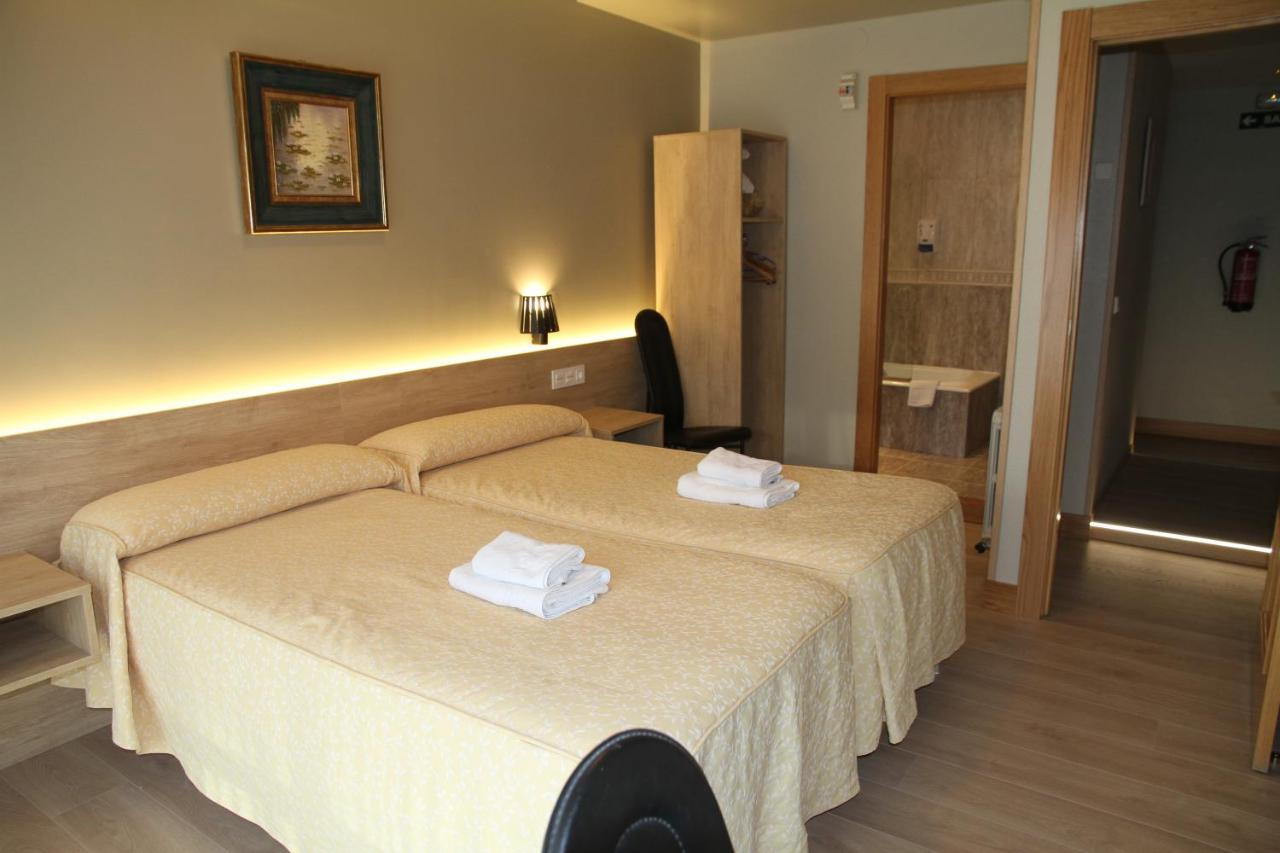 Hostal Acella Pamplona Exterior photo A room at the hotel